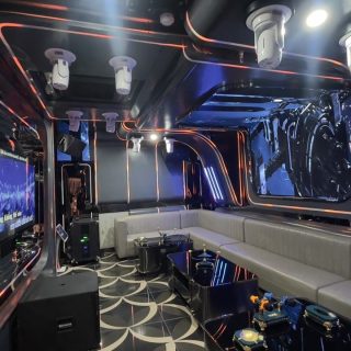 Bộ sofa và bàn trong phòng hát tại Karaoke Royal Club 26 Nhổn, Nam Từ Liêm