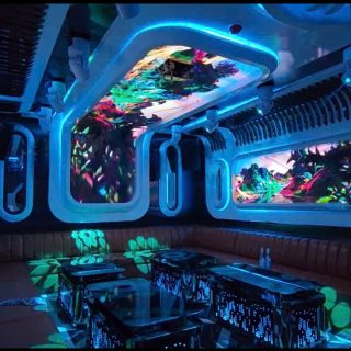 Bàn tiệc trong phòng karaoke tại Titan KTV, Xuân La, Tây Hồ