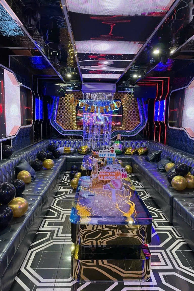 Phòng hát với hệ thống đèn LED theo nhạc tại karaoke 502 Kim Giang, Thanh Trì