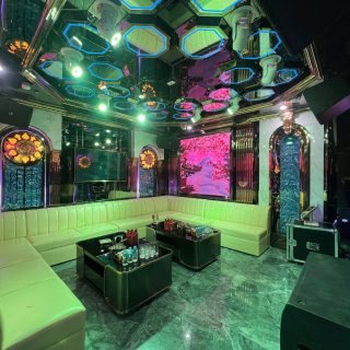 Không gian phòng hát tại Karaoke Titan, Vũ Phạm Hàm, Trung Hòa