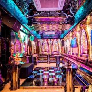 Phòng hát với hệ thống đèn LED nhiều màu tại Karaoke X-Men, Đống Đa