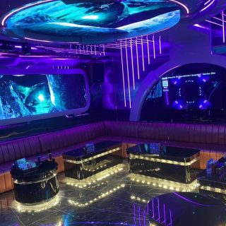 Trần đèn LED nhiều màu trong phòng karaoke tại Phạm Hồng Thái, Ba Đình
