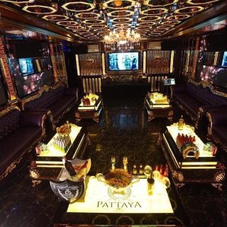 Phòng hát bài trí tông vàng tại Karaoke Pattaya, 192 Nguyễn Tuân, Thanh Xuân
