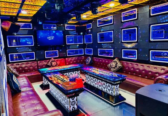 Không gian phòng hát nhiều chỗ ngồi tại Karaoke Vũ Hải, Cầu Giấy