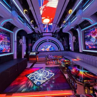Phòng hát phong cách phi thuyền ở Karaoke Level, hai màn hình lớn, sofa xám dài, sàn LED nhiều màu