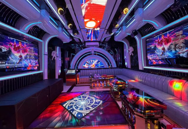 Phòng hát phong cách phi thuyền ở Karaoke Level, hai màn hình lớn, sofa xám dài, sàn LED nhiều màu